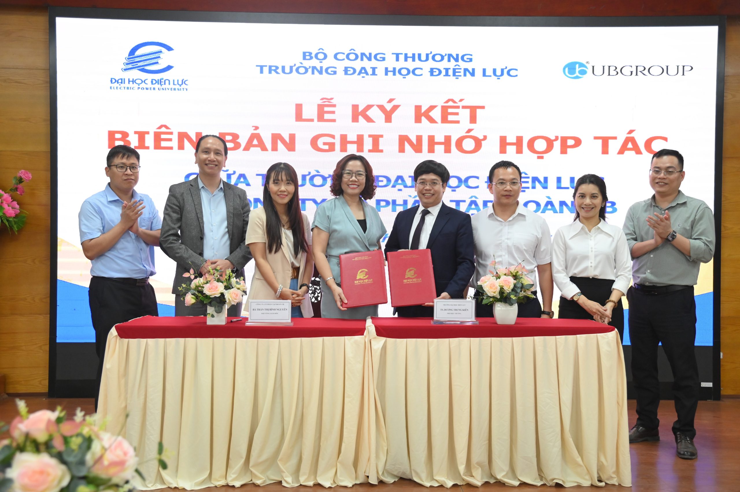 Lễ ký kết hợp tác và trao học bổng cho sinh viên giữa UB GROUP và Trường Đại học Điện lực